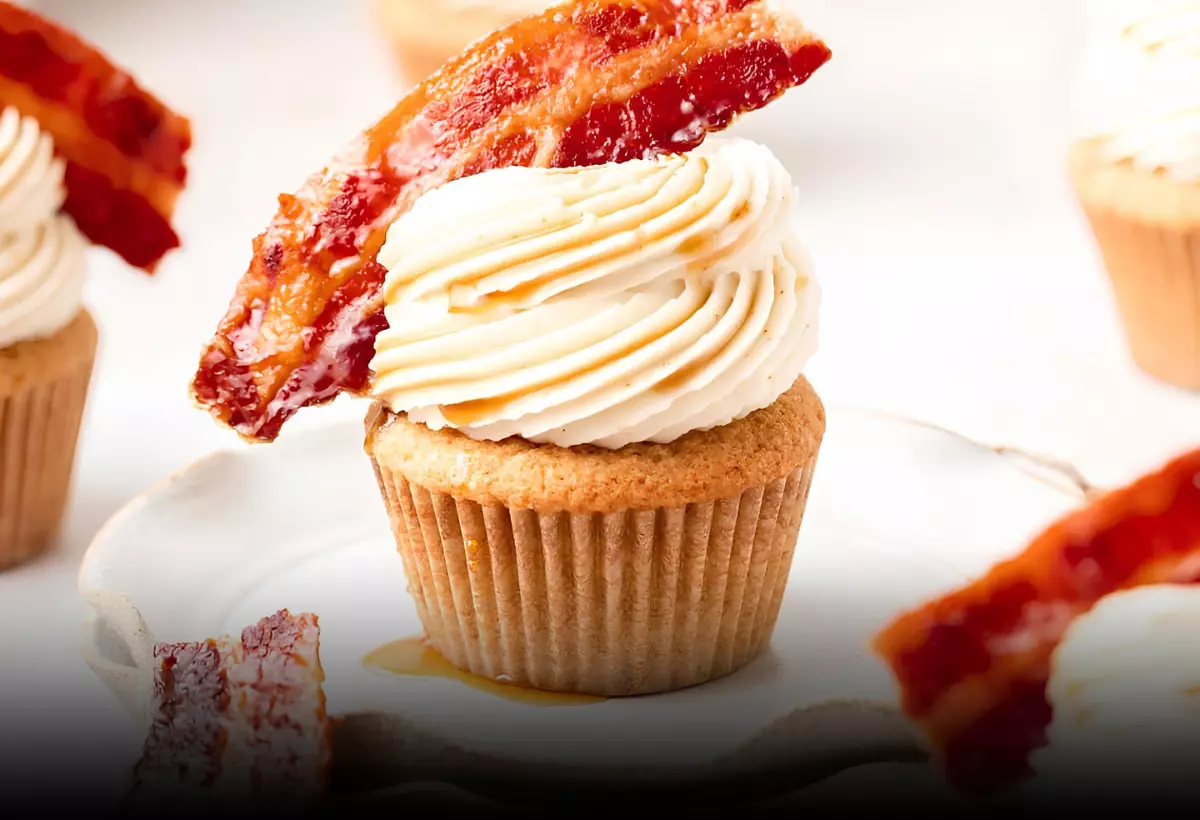 um cupcake de Maple e Bacon em um prato.