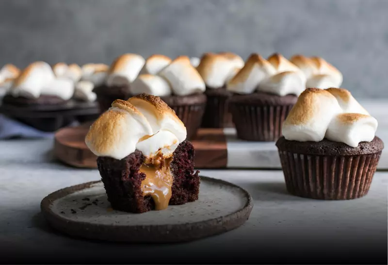 vários pratinhos com Cupcakes S'mores