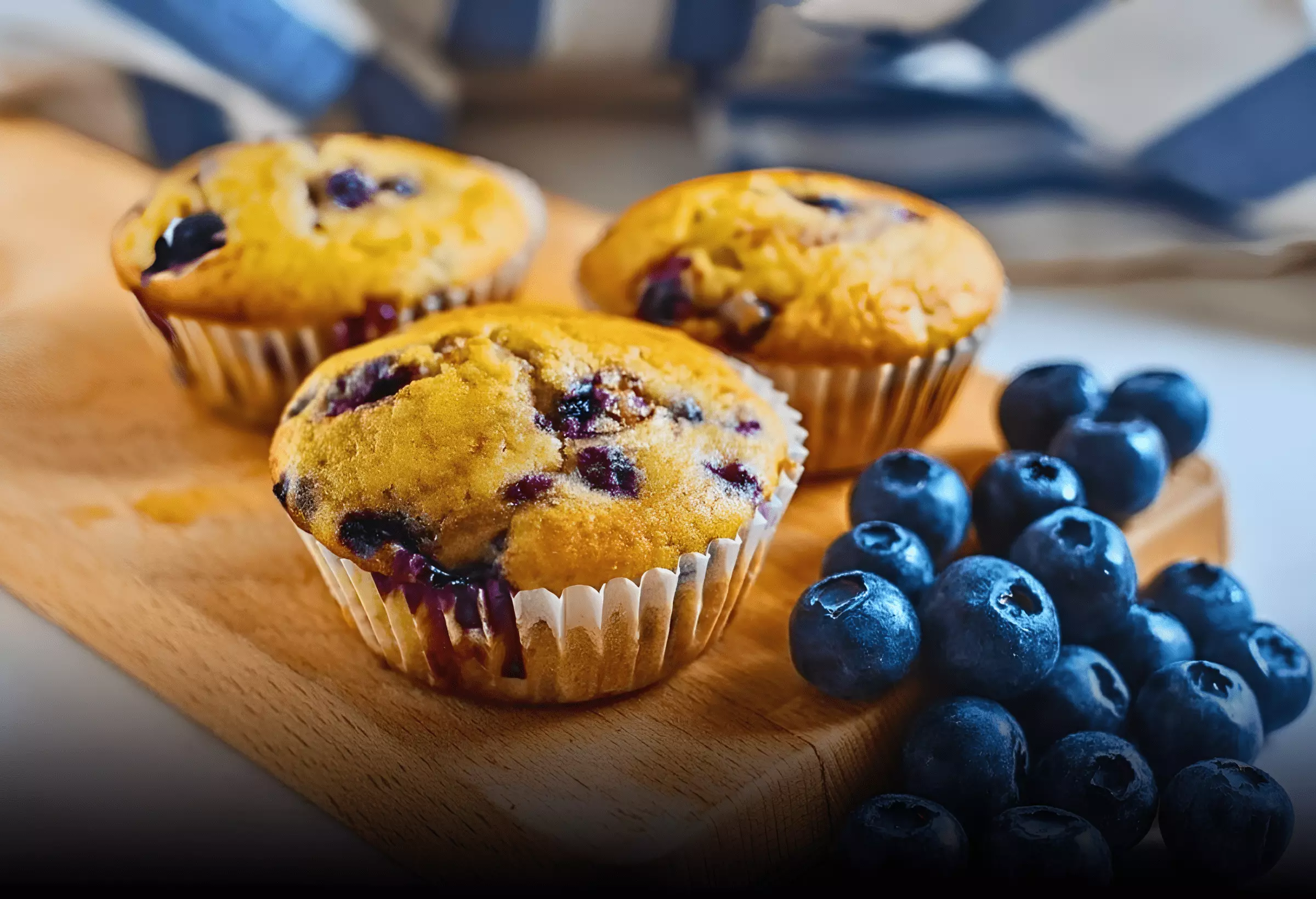 um prato com três Muffins de mirtilo low carb