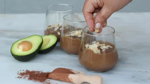 Taças de Parfait de chocolate e abacate low carb.