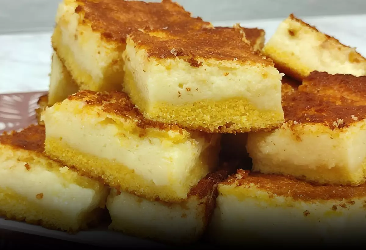 um prato com várias fatias de bolo de fubá cremoso sem queijo.