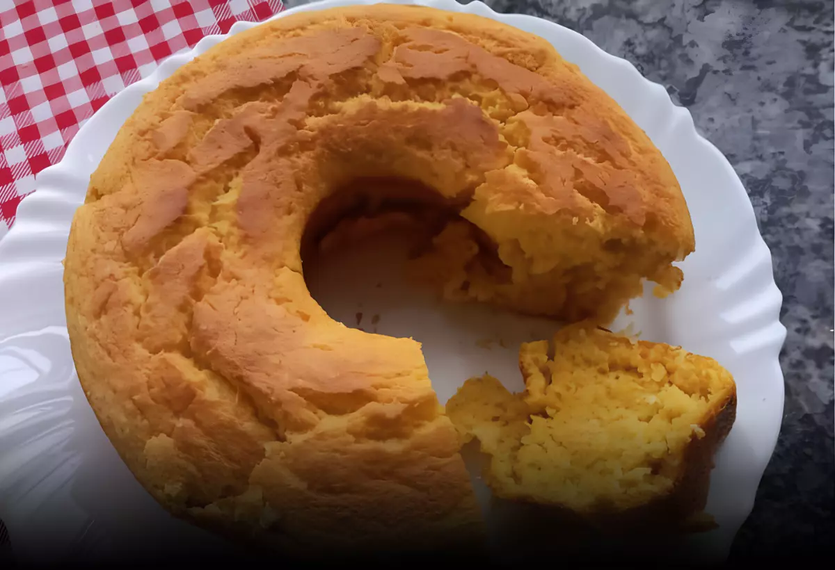 um prato com um bolo de milho de lata de liquidificador fofinho com fubá