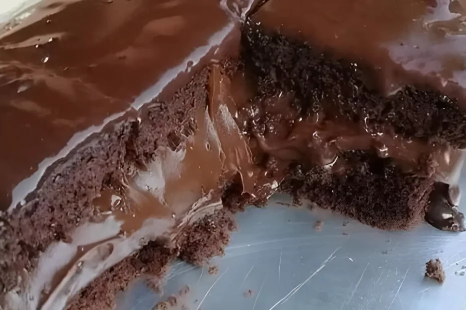 Uma fatia de bolo de chocolate feito no liquidificador.