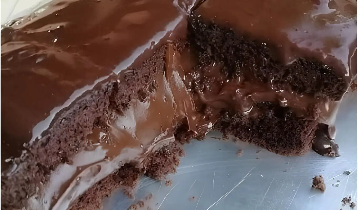 Uma fatia de bolo de chocolate feito no liquidificador.