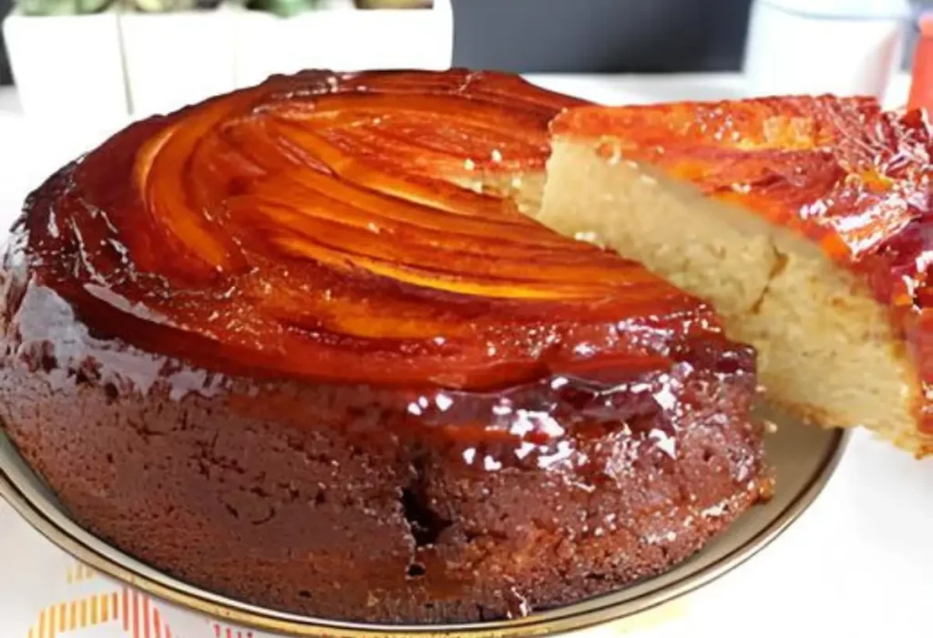 um bolo de banana com cobertura caramelizada.