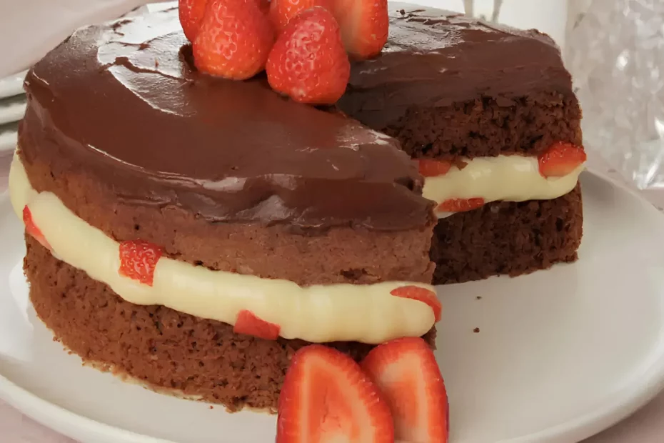 Um prato com um bolo de chocolate decorado para uma ocasião especial.