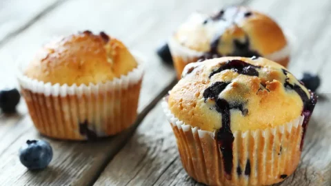 três Muffins de baunilha e mirtilo low carb em cima de uma mesa