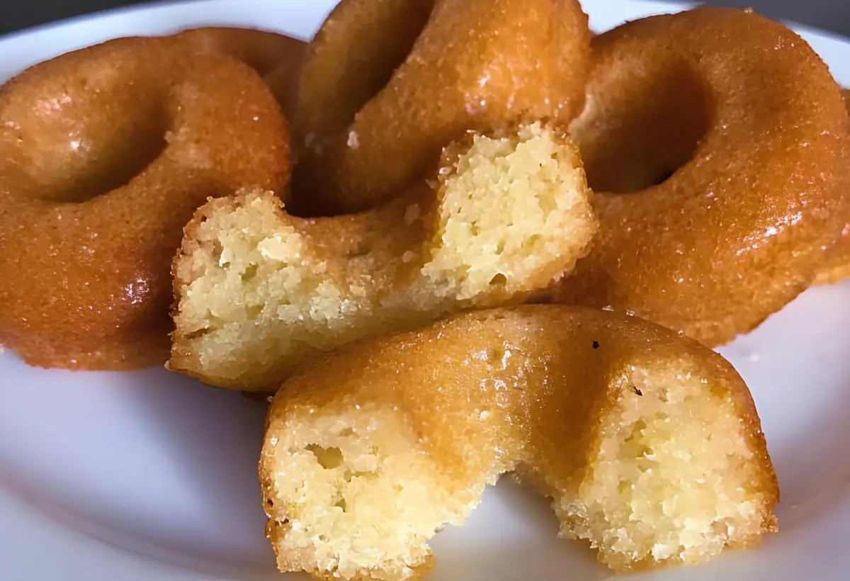 Um prato com Donuts de abóbora low carb