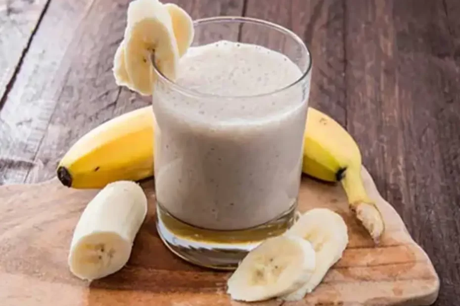 Um copo com uma vitamina de banana.