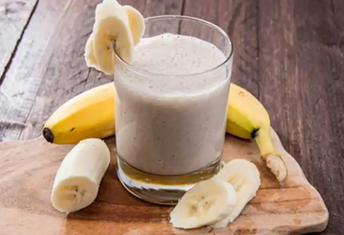 Um copo com uma vitamina de banana.