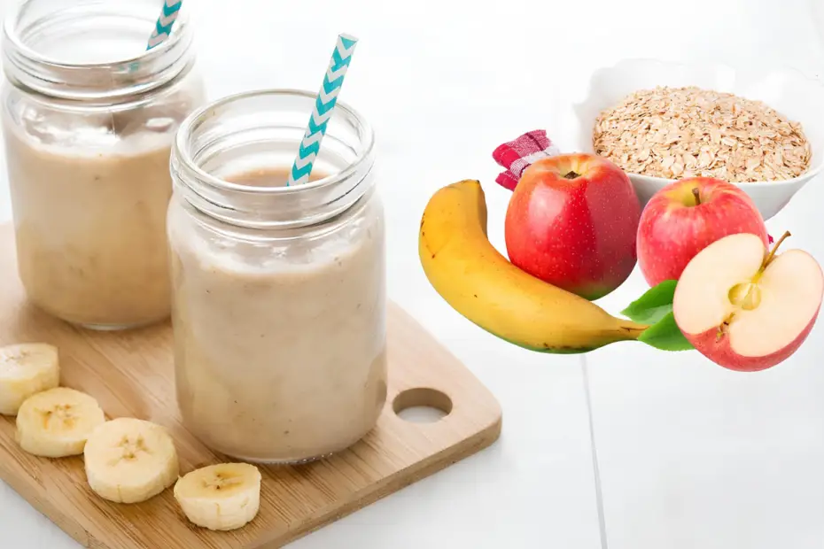 Dois copos com vitamina de banana com maça e aveia.