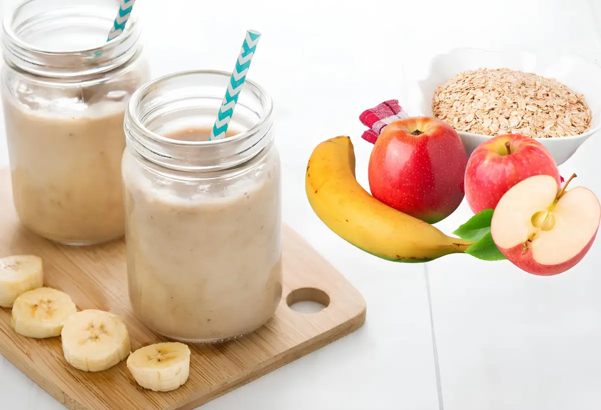 Dois copos com vitamina de banana com maça e aveia.