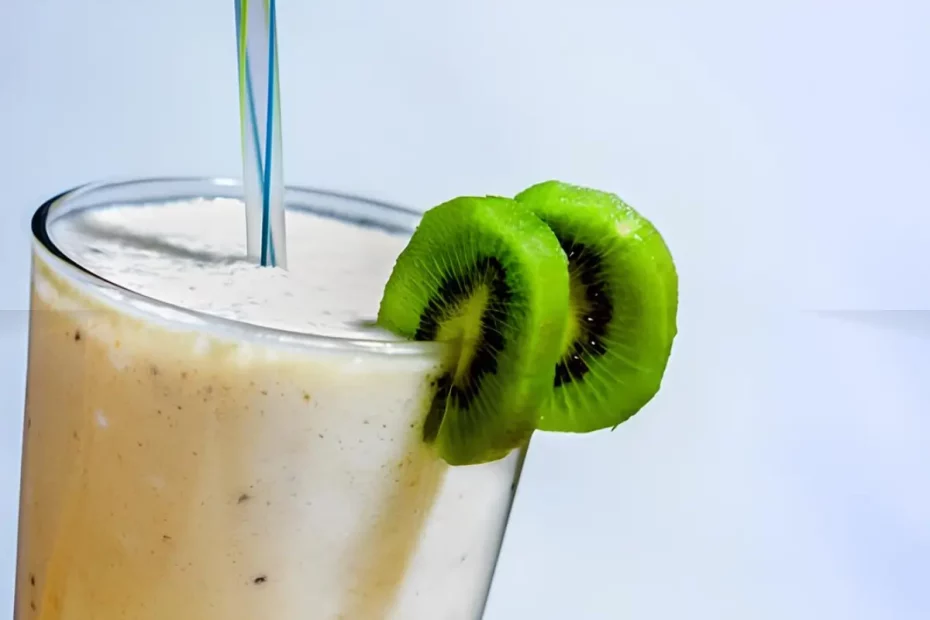 Um copo com vitamina de kiwi feita sem liquidificador.