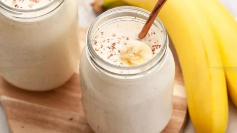 Dois copos de vitamina de banana com leite condensado.