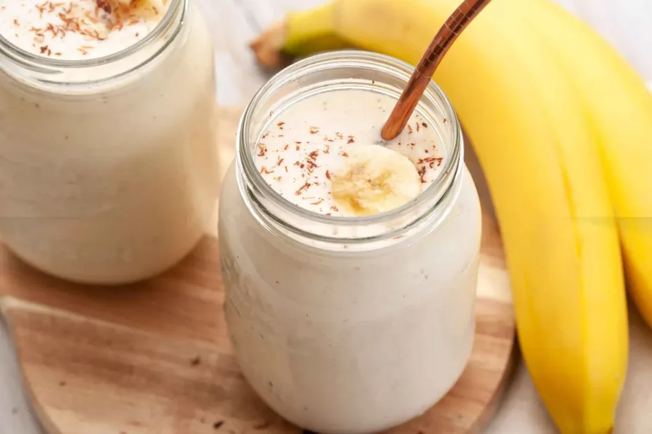 Dois copos com vitamina de banana com leite condensado.