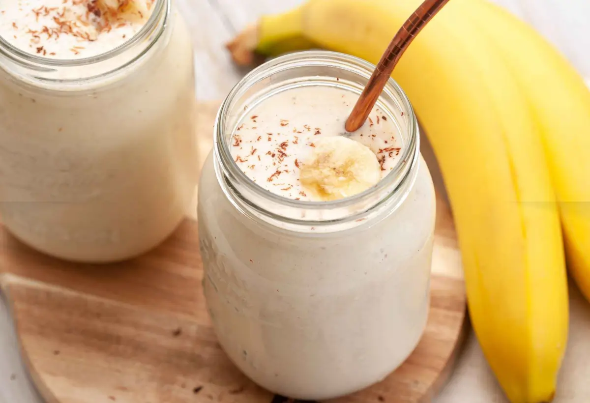 Dois copos com vitamina de banana com leite condensado.