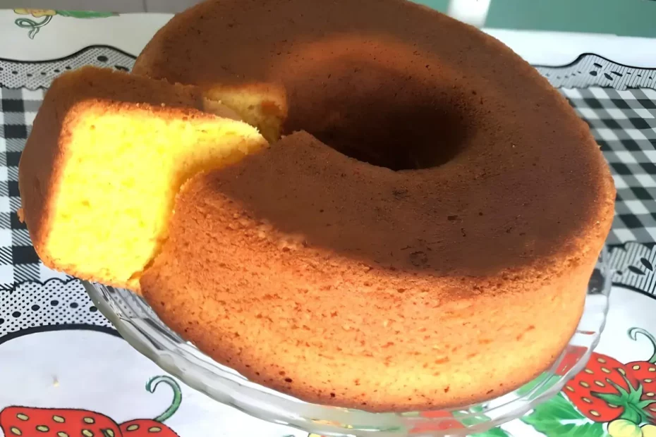 Um bolo de cenoura simples em uma mesa pronto para ser servido.