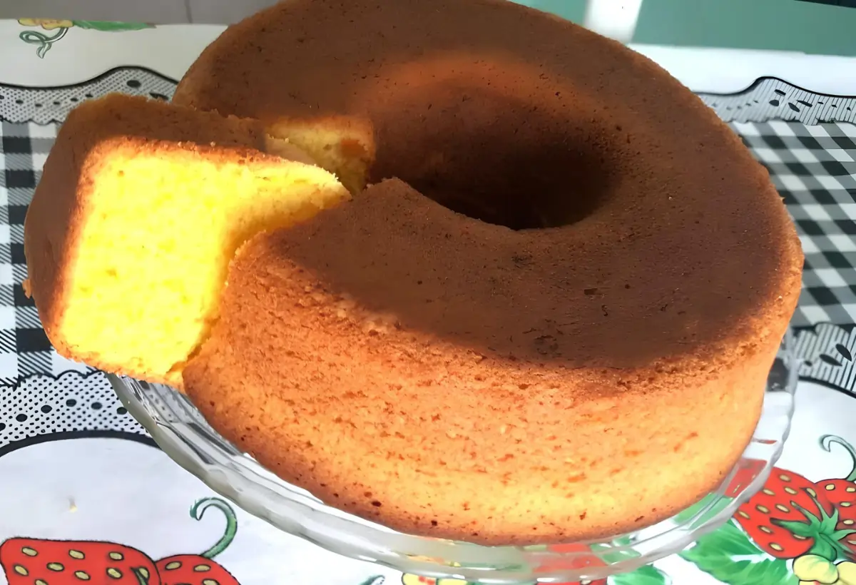 Um bolo de cenoura simples em uma mesa pronto para ser servido.