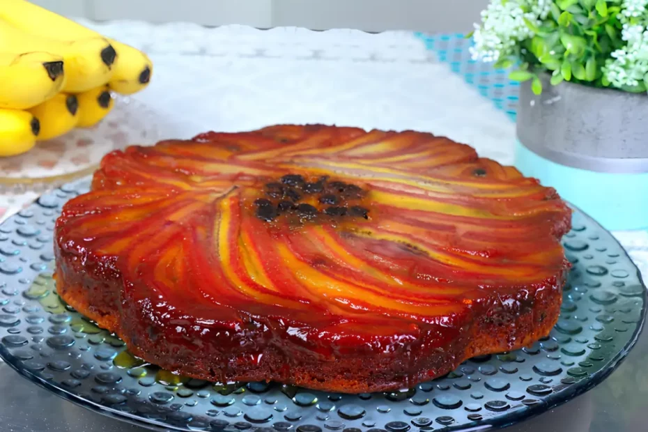 Um bolo de banana caramelizada com forma untada.