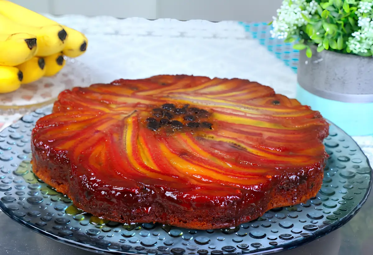 Um bolo de banana caramelizada com forma untada.