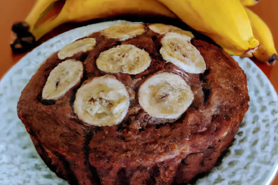 Um prato com um bolo de Banana de micro-ondas com whey