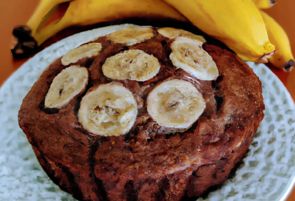 Um prato com um bolo de Banana de micro-ondas com whey