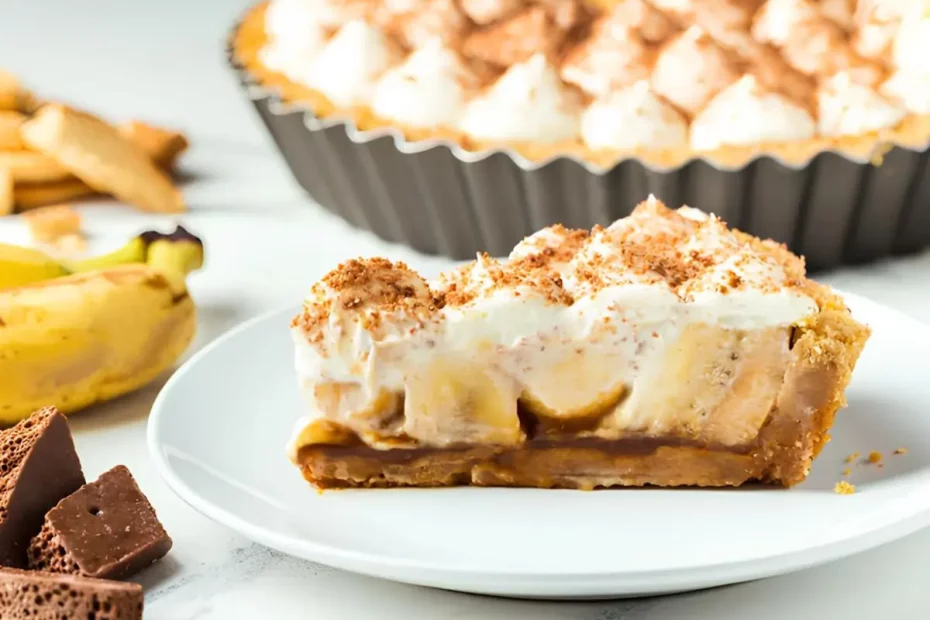 Um prato com uma Banoffee de Banana em uma mesa preparada para um café da manhã.