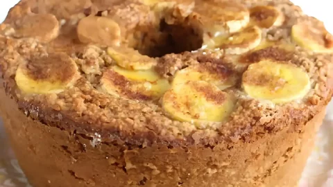 Um bolo de banana com casca de banana e aveia.