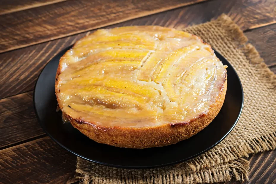 Um prato com um bolo de banana preguiçoso pronto para ser servido em cima de uma mesa.