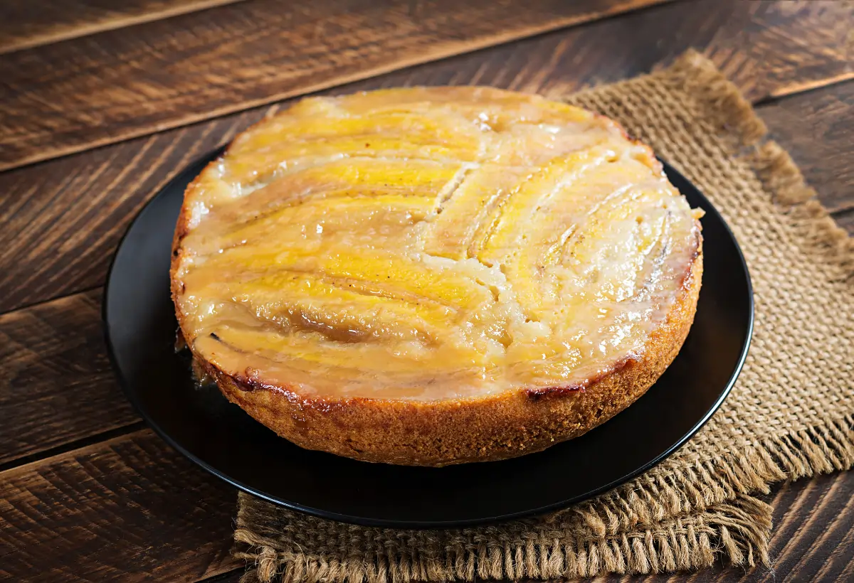 Um prato com um bolo de banana preguiçoso pronto para ser servido em cima de uma mesa.