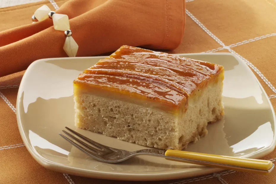 Um bolo de banana em um prato em cima de uma mesa preparada para café.