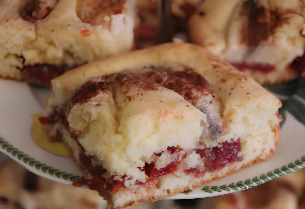 Pratos com pedaços de bolo de banana e goiabada.