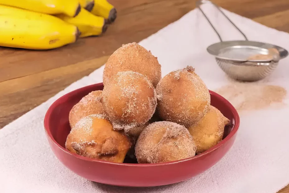 Uma tigela com vários bolinhos de chiva com banana.