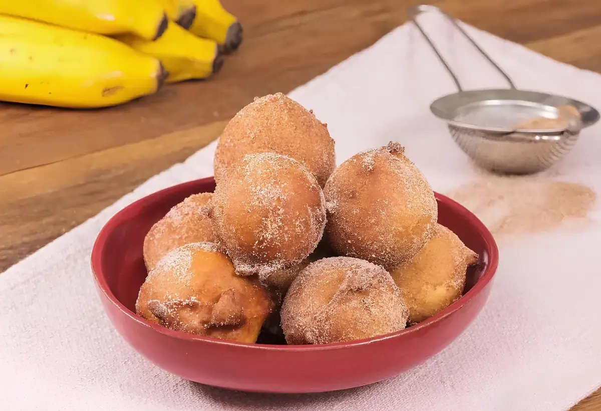 Uma tigela com vários bolinhos de chiva com banana.