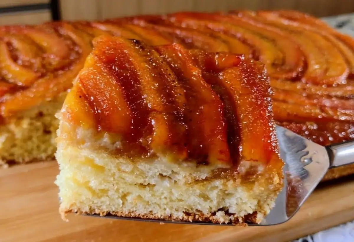 Um bolo de banana com calda de cobertura.