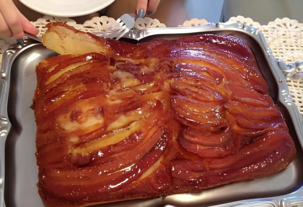 Um Bolo de Banana D'água em uma mesa sendo servindo.