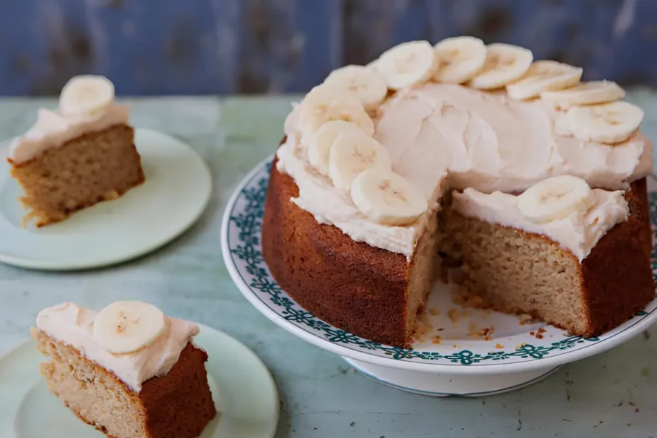 Um prato com um bolo de banana com tapioca e ao lado pires com fatia do bolo.