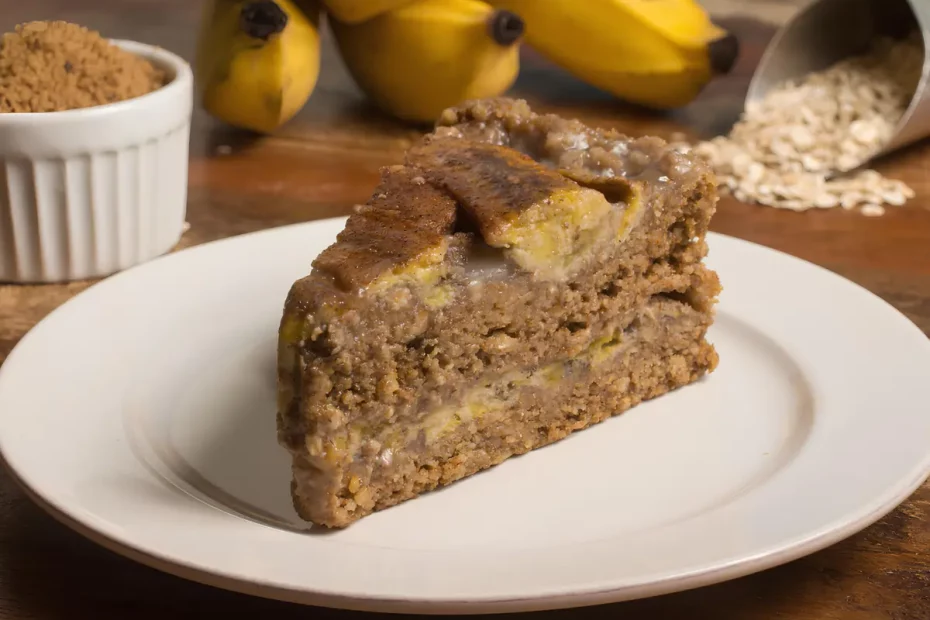 Um prato com uma fatia de um bolo de banana proteico.