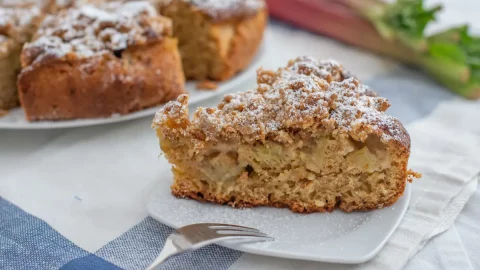 Pedaços de bolo de banana sequinho.