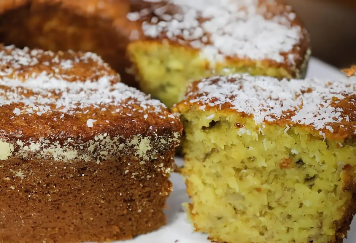 Um bolo de banana com coco.