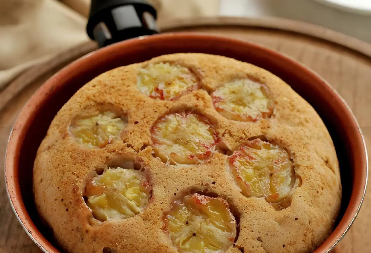 Um bolo de banana fit com três ingredientes feito na frigideira.