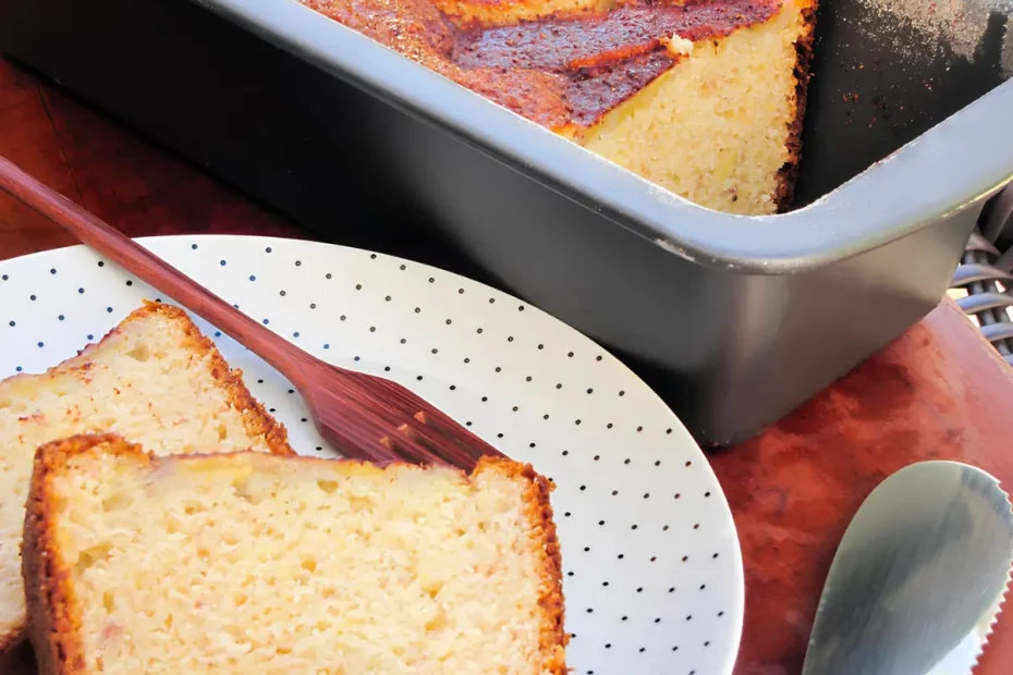 Um prato com pedaços de bolo de banana com iogurte.