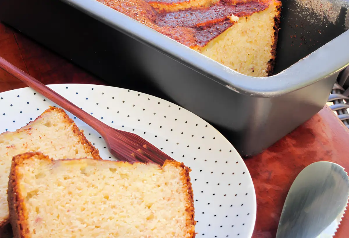 Um prato com pedaços de bolo de banana com iogurte.