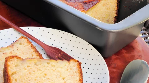 Um prato com fatias de bolo de banana com iogurte.