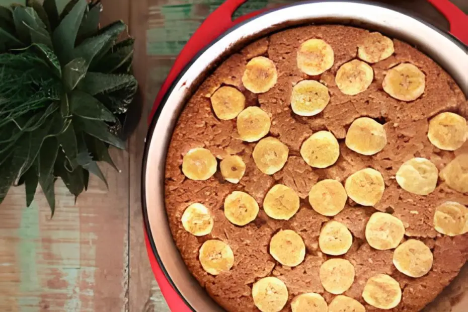 Um bolo de banana sem ovos em uma mesa pronto para ser servido.