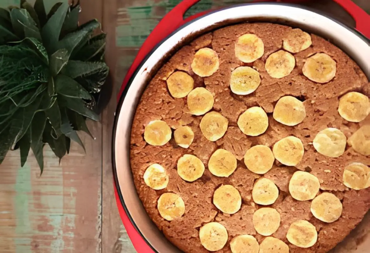 Um bolo de banana sem ovos em uma mesa pronto para ser servido.