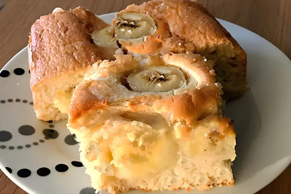 Um prato com uma fatia de bolo de banana fofinho.