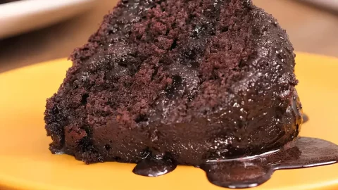 Prato com uma fatia de bolo de chocolate.