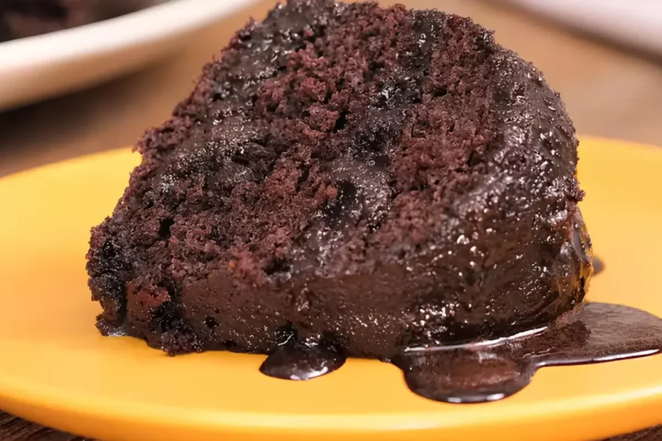 Um prato com uma fatia de bolo de chocolate.