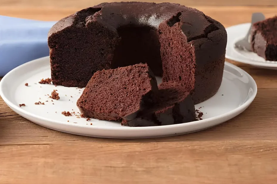 Um prato com um bolo de chocolate simples